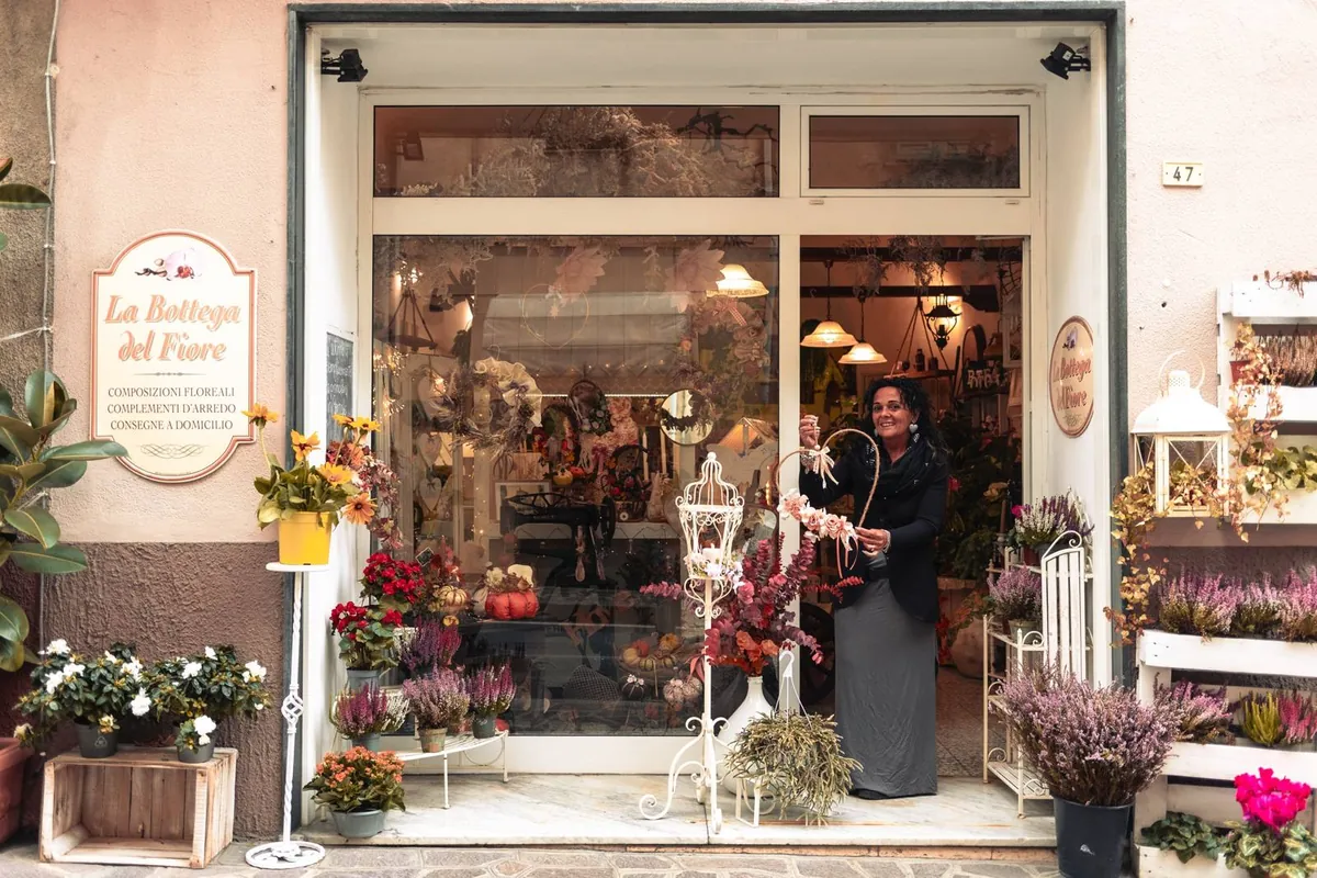Antonella, fiorista, sulla porta della Bottega del Fiore in Via Torino 47 a Pontedassio