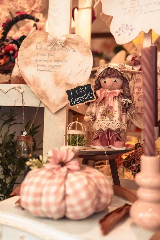Bambolina di stoffa con cartello “I love gardening”, cuore di legno con frase scritta a mano e zucca a quadretti rosa