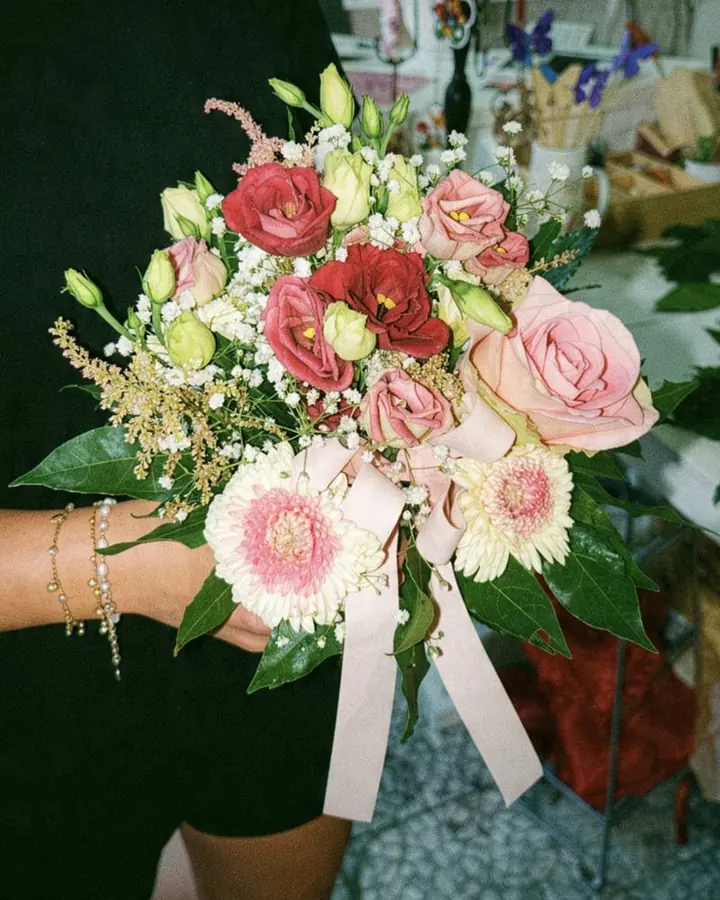 Bouquet di rose, lisianthus e gerbere con nastro rosa
