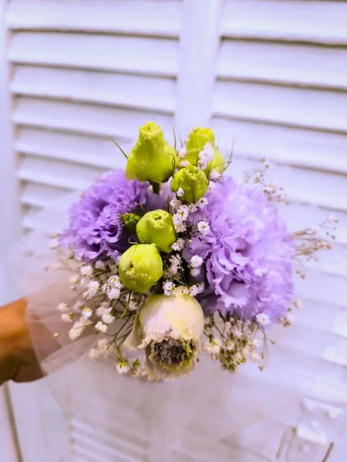 Bouquet lilla e verde con velo