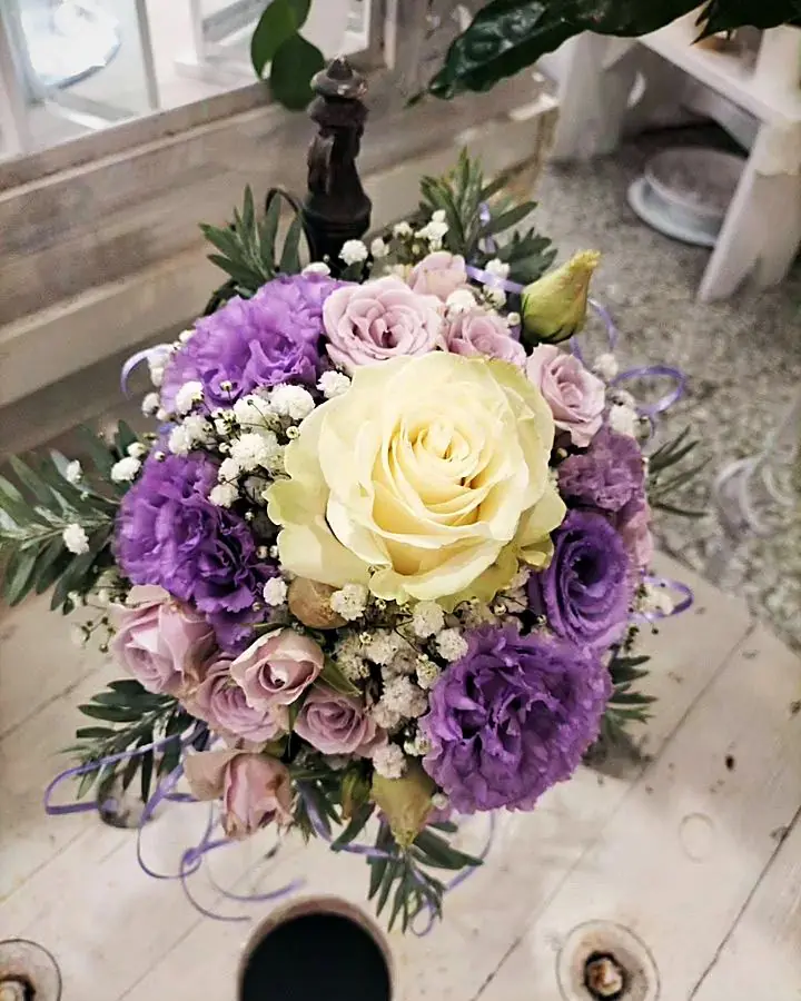 Bouquet tondo di rose e lisianthus lilla con gypsophila