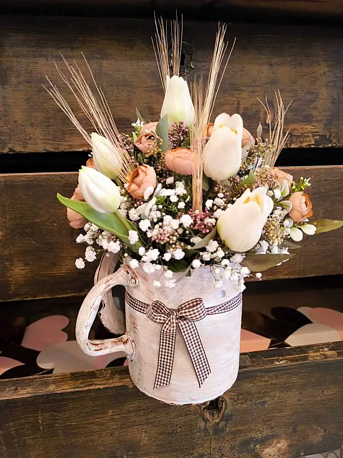 Brocca vintage con tulipani bianchi, ranuncoli color cipria e spighe di grano
