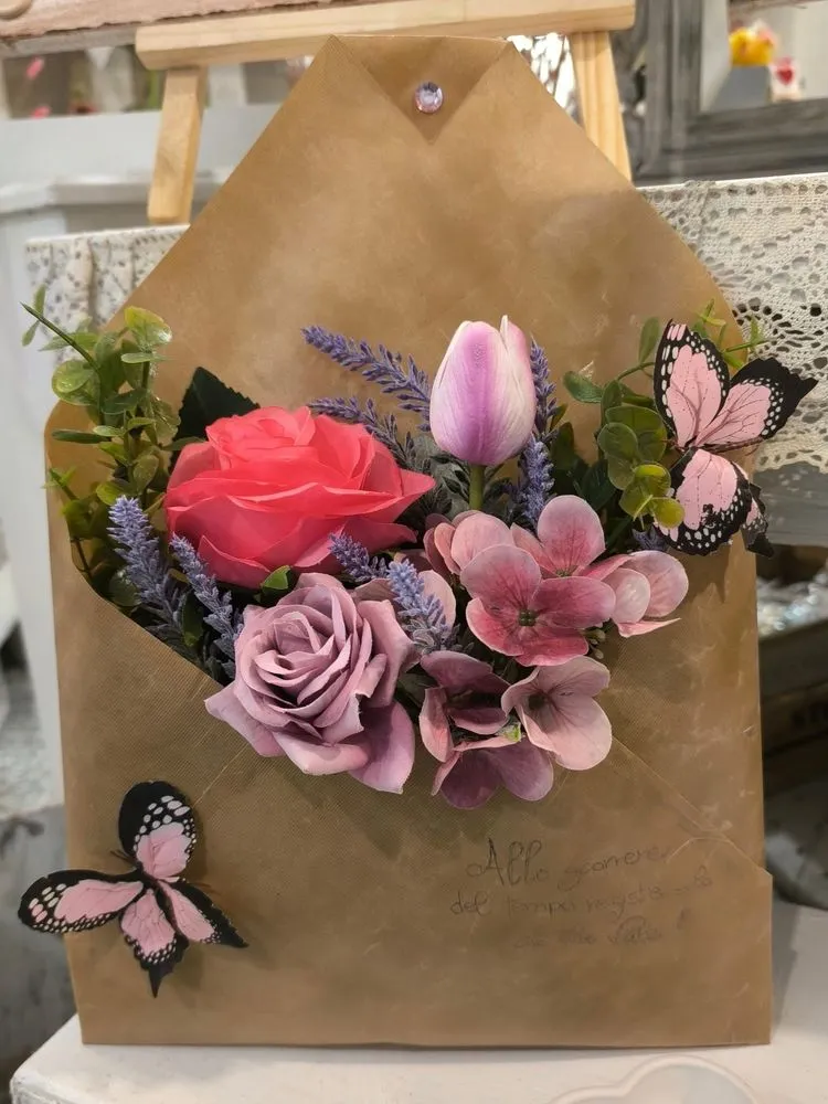 Busta di carta kraft con rose, tulipano, ortensie, lavanda e farfalle rosa