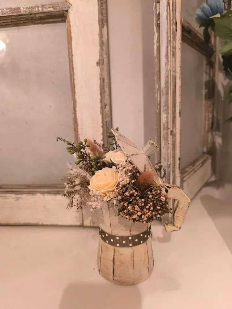 Caffettiera shabby con rose color crema, fiori secchi e nastro a pois
