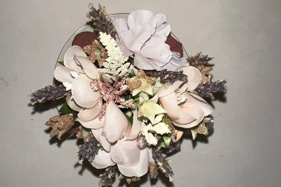 Composizione di fiori rosa e lavanda vista dall’alto