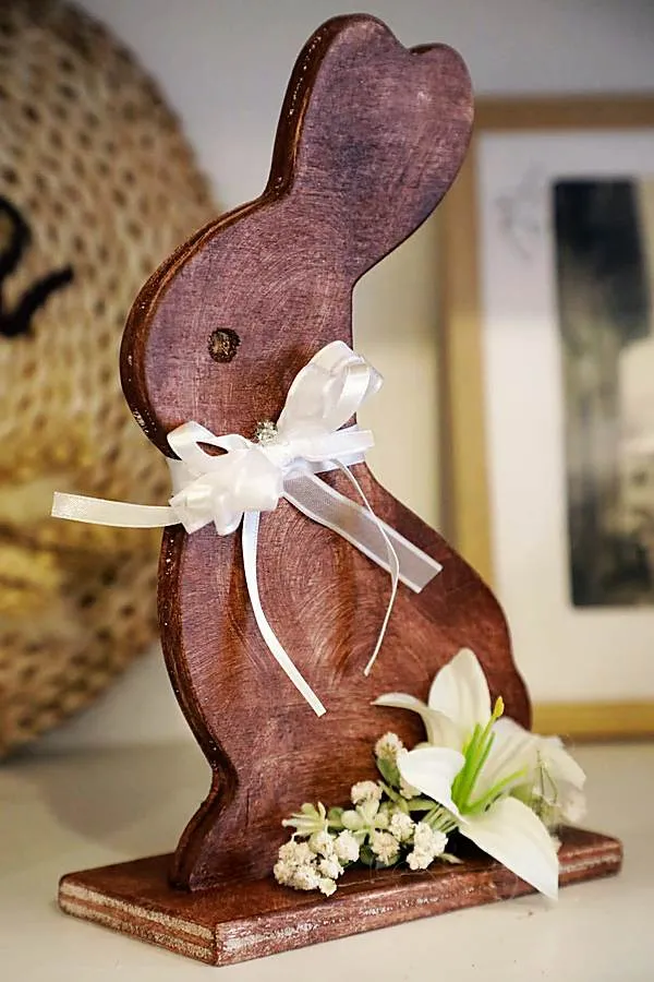 Coniglietto di legno con fiocco bianco, giglio e fiorellini