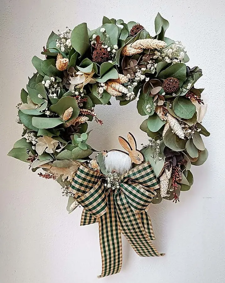 Ghirlanda di eucalipto e fiori secchi con fiocco a quadretti verdi e coniglietto di legno