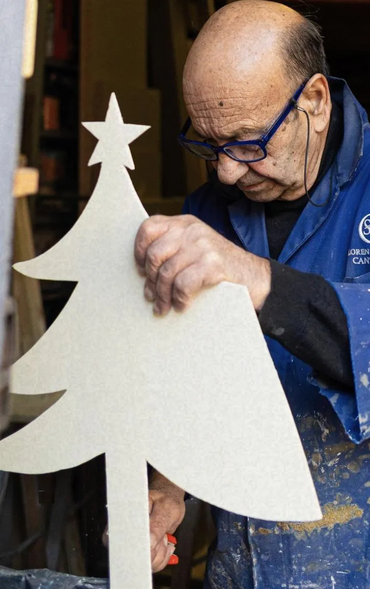 Mastro Pino al lavoro su una sagoma di legno