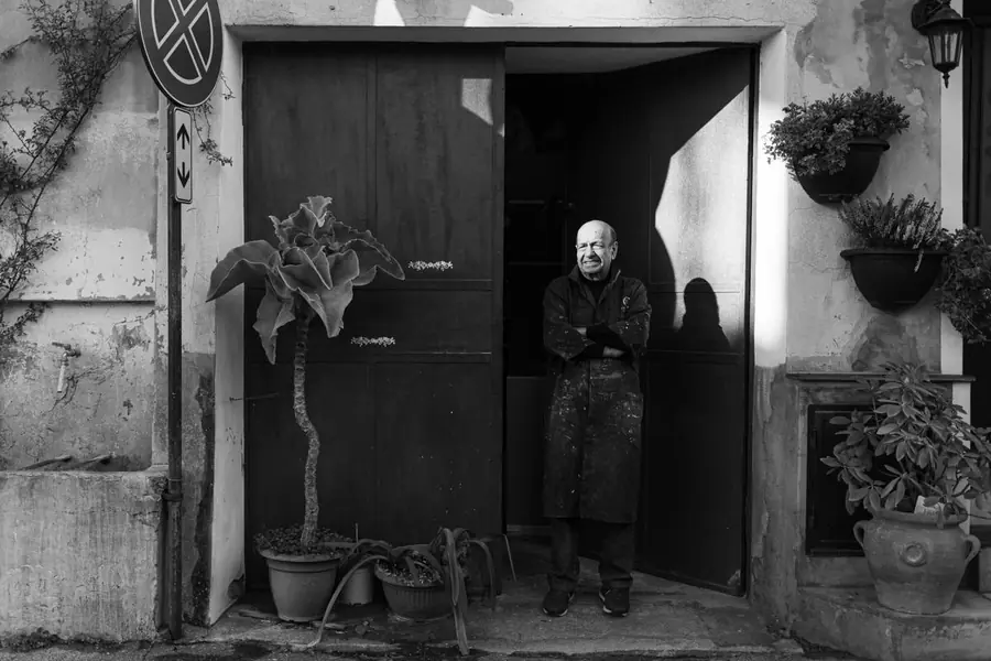 Mastro Pino davanti al suo laboratorio