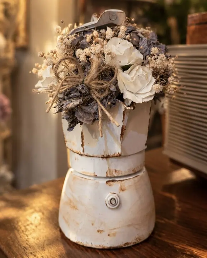 Moka bianca con fiori secchi e rose bianche