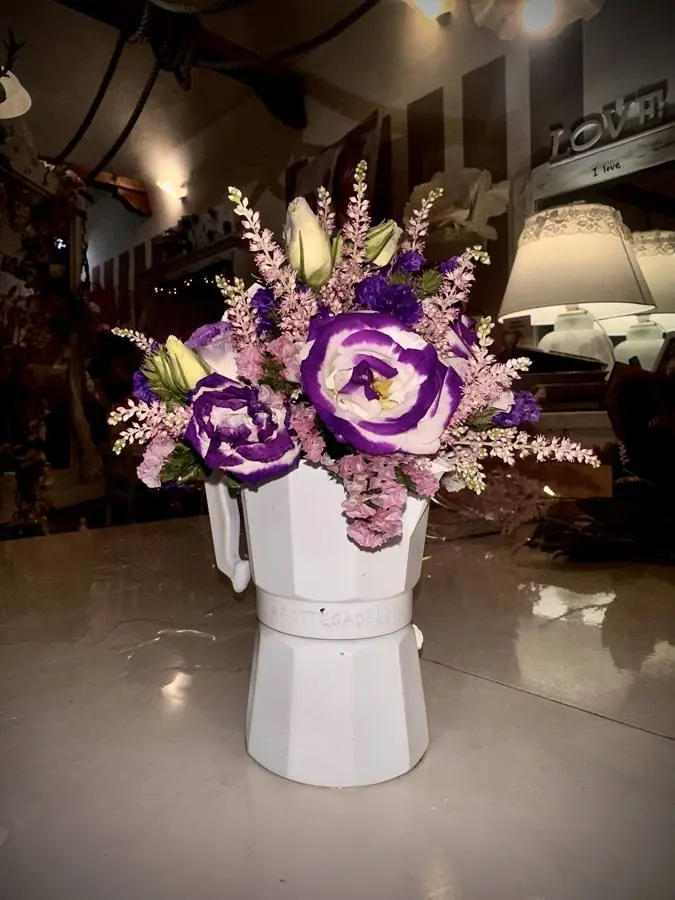 Moka bianca trasformata in vaso di fiori