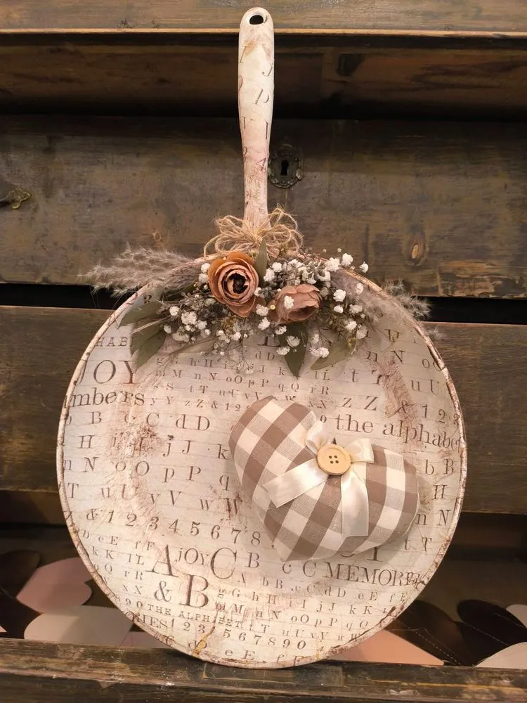 Padella decorata con lettere e decoupage, cuore a quadretti beige e fiori secchi