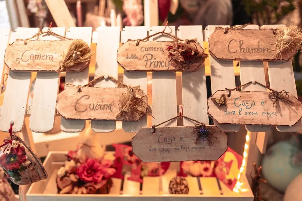 Targhette di legno scritte a mano con fiori secchi: Camera, Cucina, Casa è dove l’amore cresce