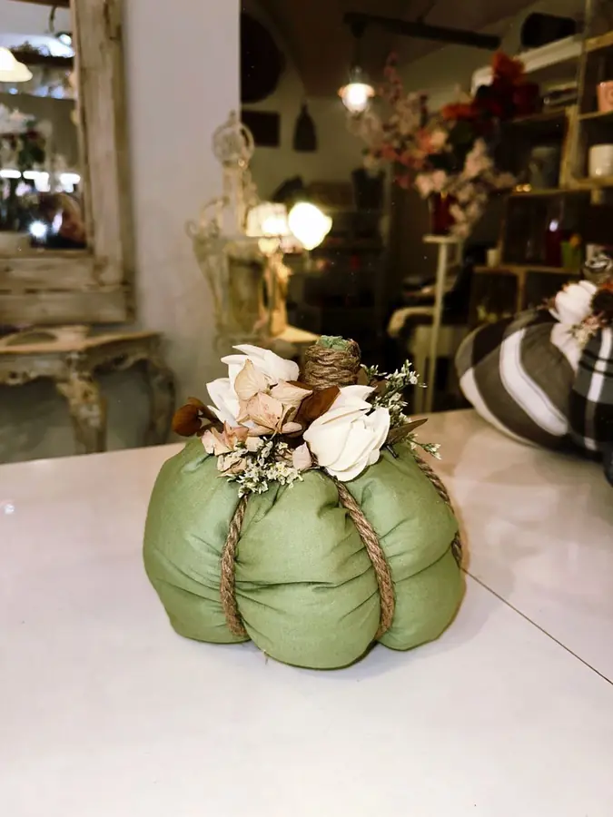 Zucca di stoffa verde con fiori secchi e rametti