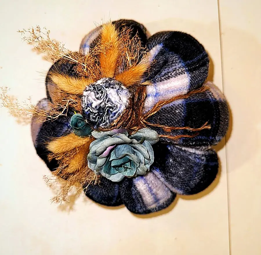 Zucca di tessuto a quadri blu con rosa azzurra, pennacchi dorati e fiori secchi