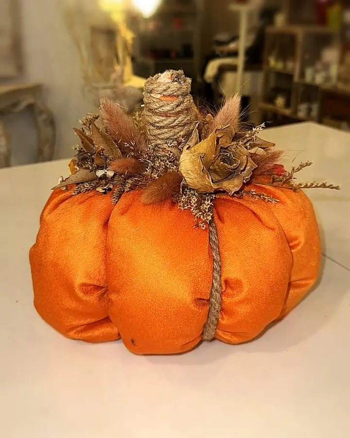Zucca di velluto arancione con fiori secchi